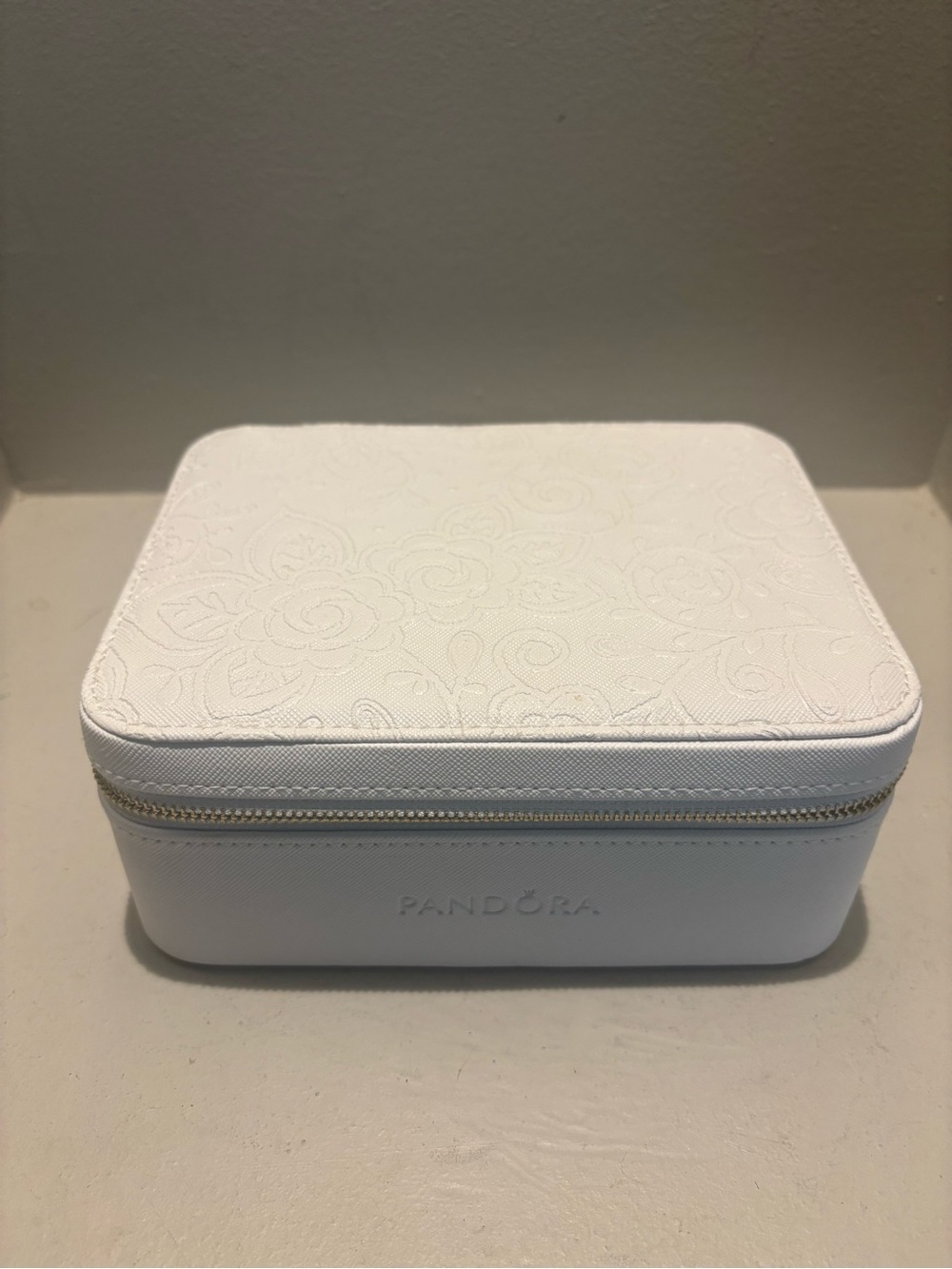 Pandora White Embossed Floral Jewelry Travel Case Gold Zip grey velvet necklace